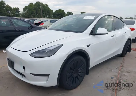 2024 Tesla Model Y Long Range Dual Motor All-Wheel Drive z USA, uszkodzony, nr VIN 7SAYGDEE7RA289824